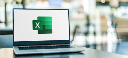 Ordinateur ouvert avec logo Excel en grand pour illustrer astuce Excel